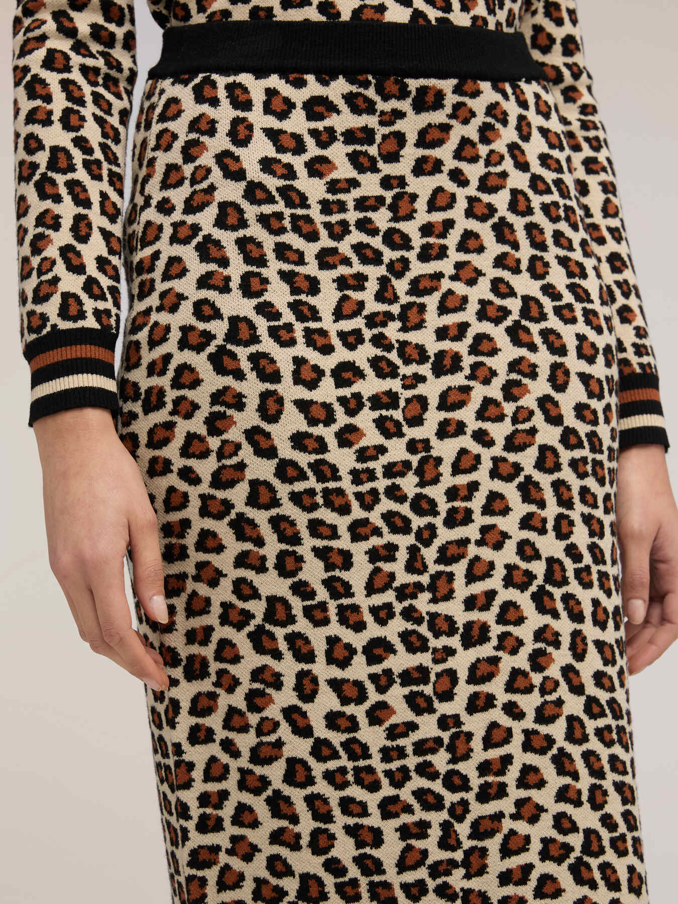 Animal print knit tube skirt image number 3