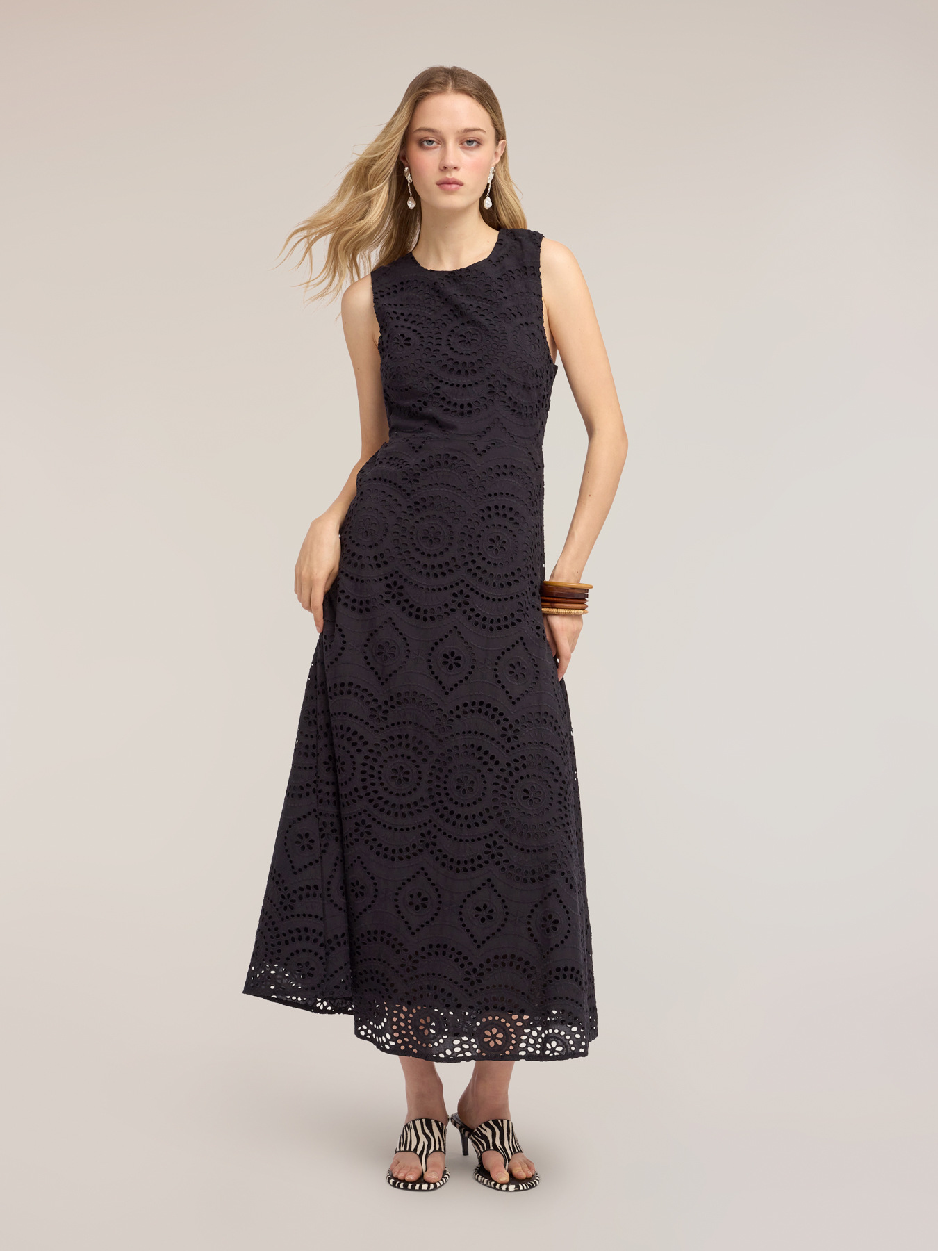 Robe longue en broderie anglaise avec d&eacute;collet&eacute; dos image number 3