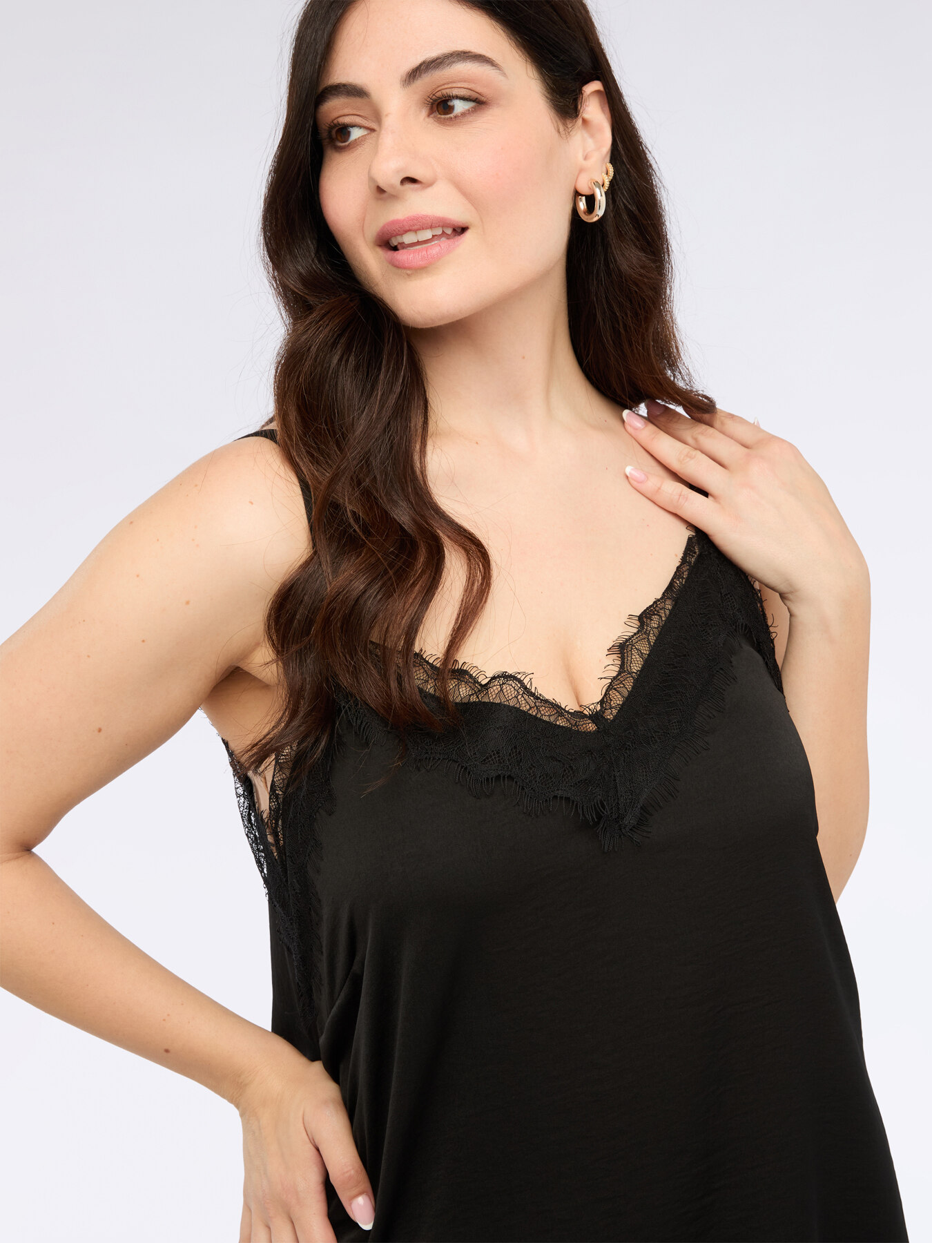 Top en satin avec d&eacute;tails en dentelle image number 0