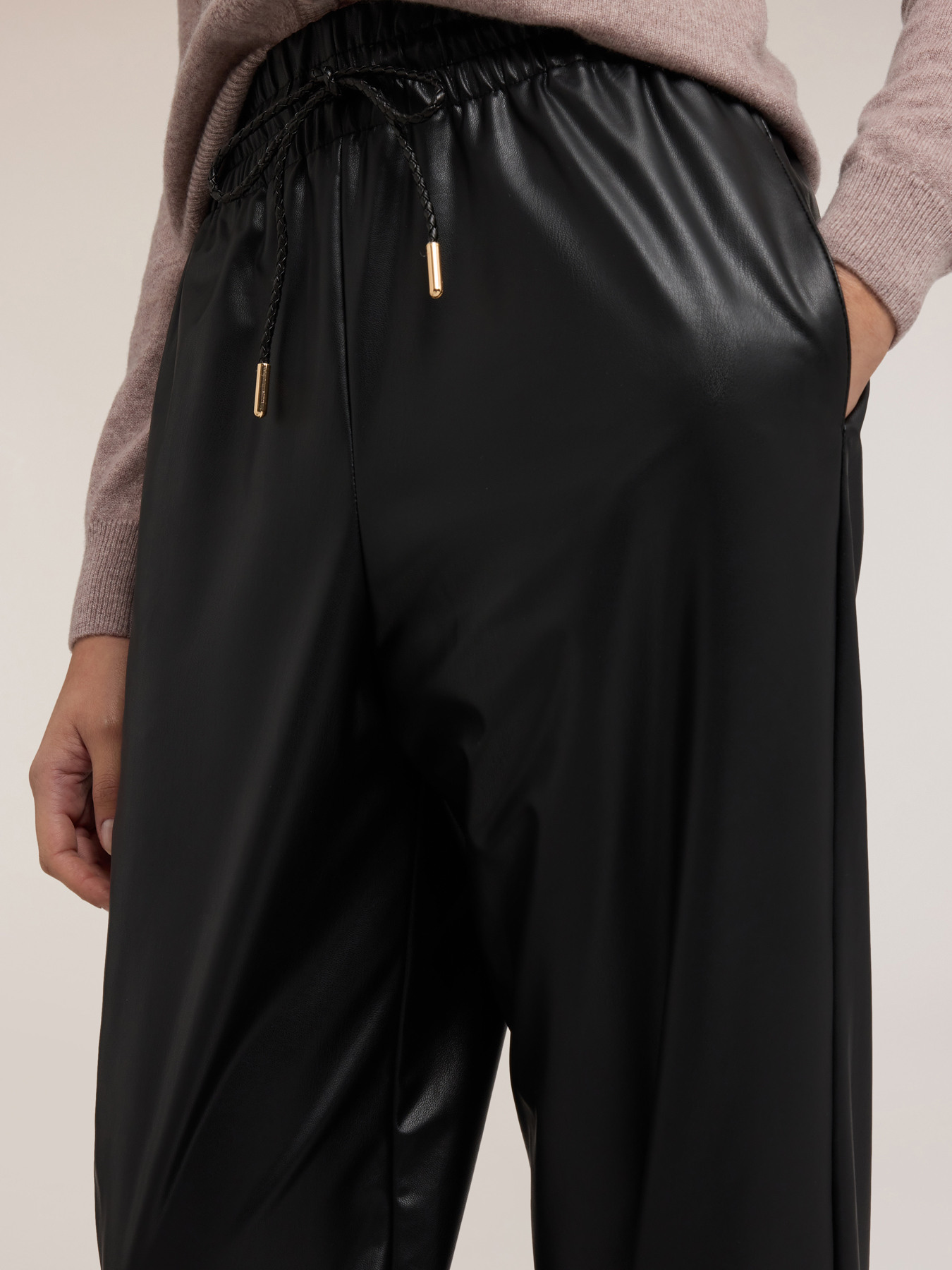 Pantaloni joggers in tessuto spalmato image number 3