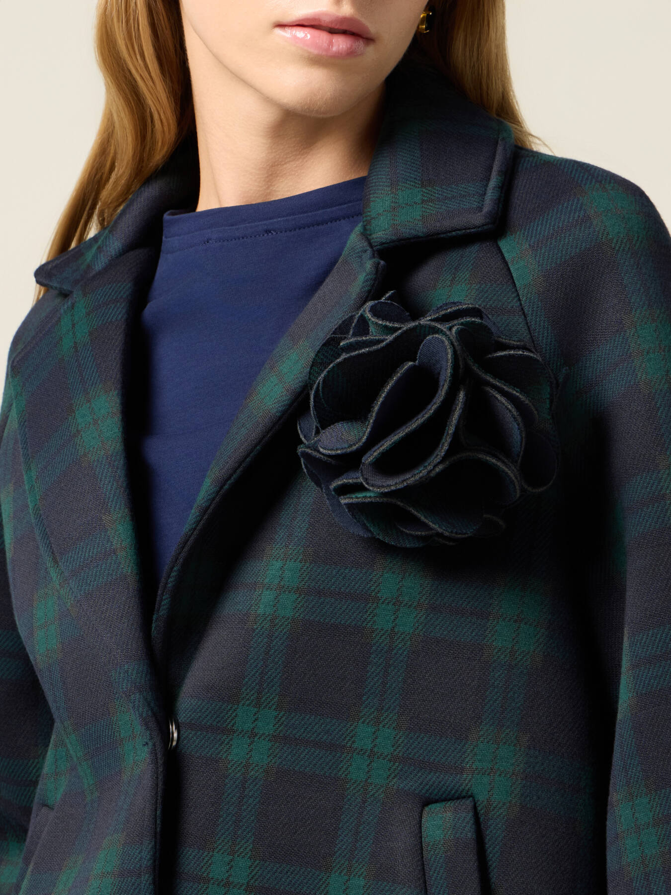 Cappa in scuba con spilla image number 2