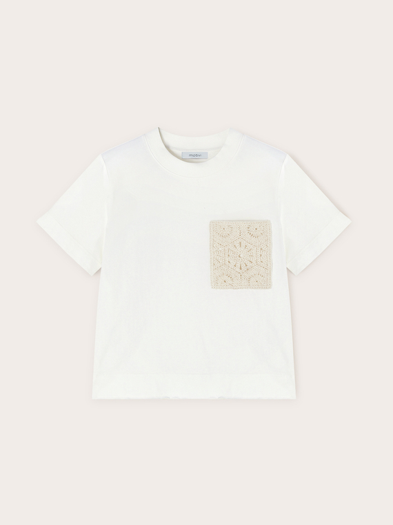 T-Shirt mit gehäkelten Tasche