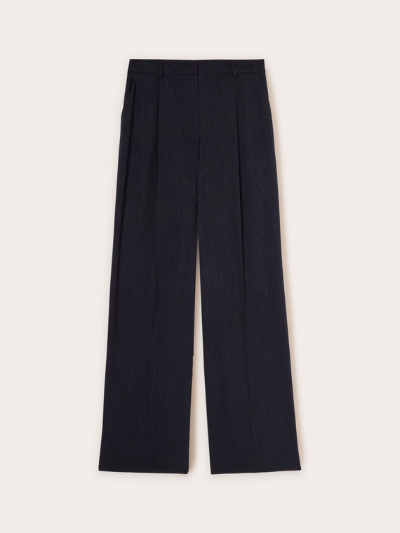Loose-fitting wide trousers with pleats