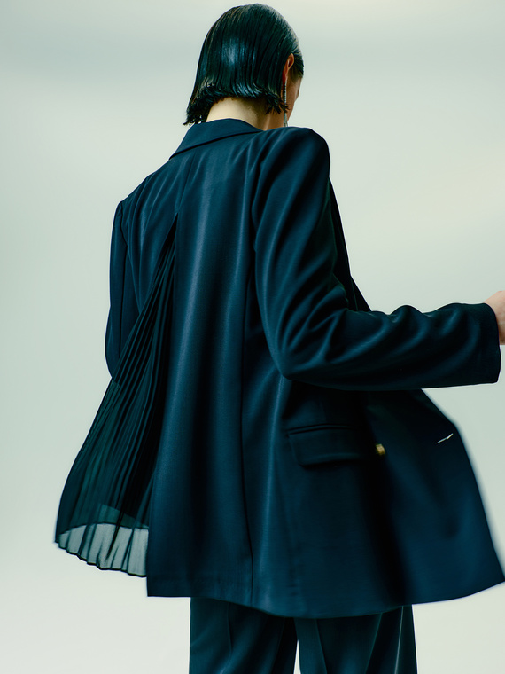 Double-breasted blazer with pleated back