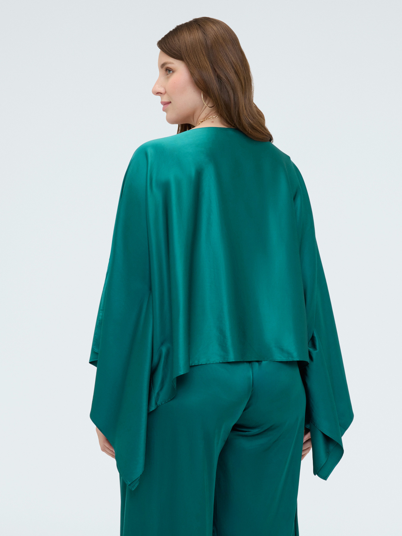 Schultertuch aus Satin mit asymmetrischem Design image number 2
