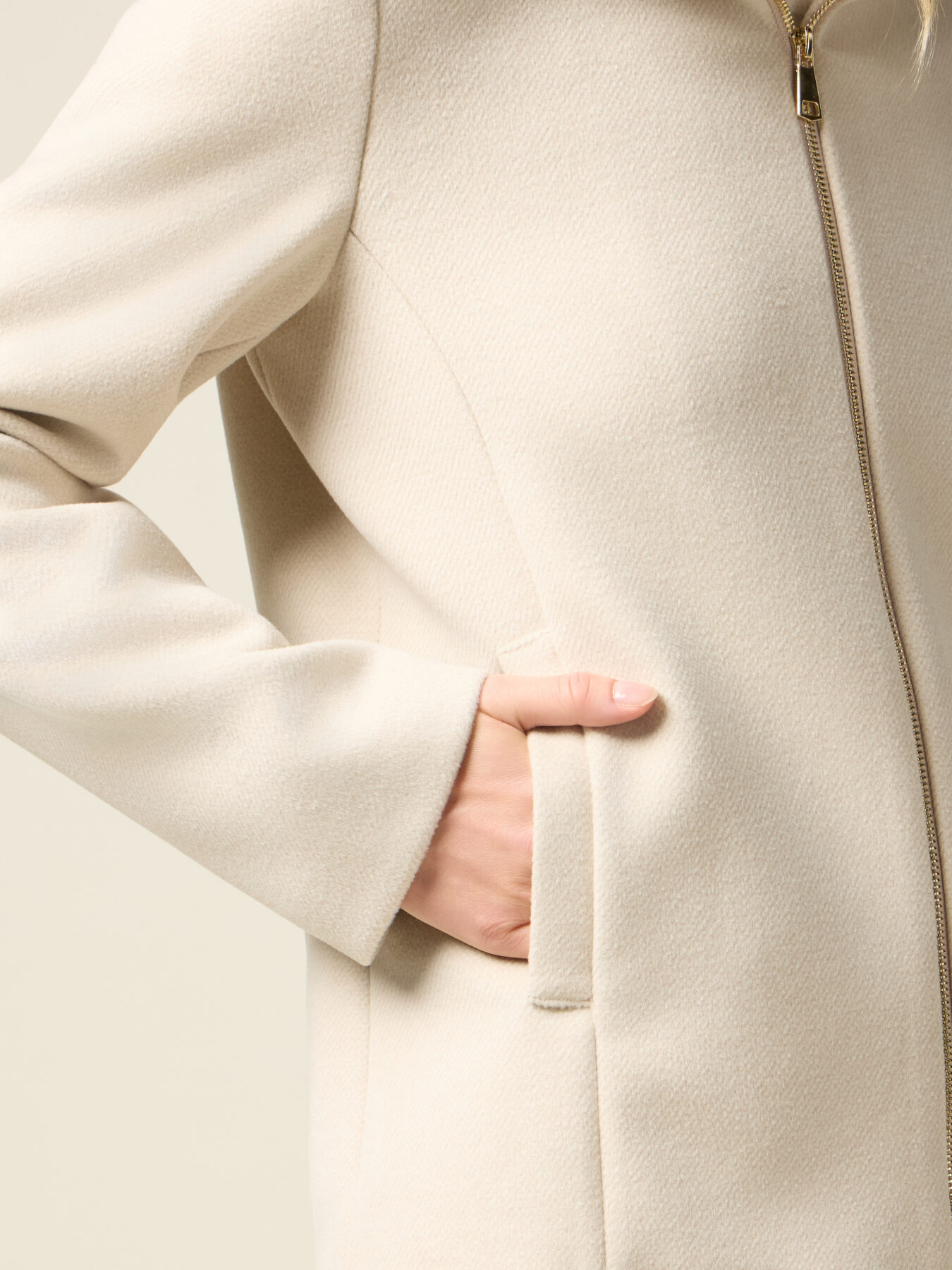 Kurze Jacke mit Kapuze und Reißverschluss image number 2