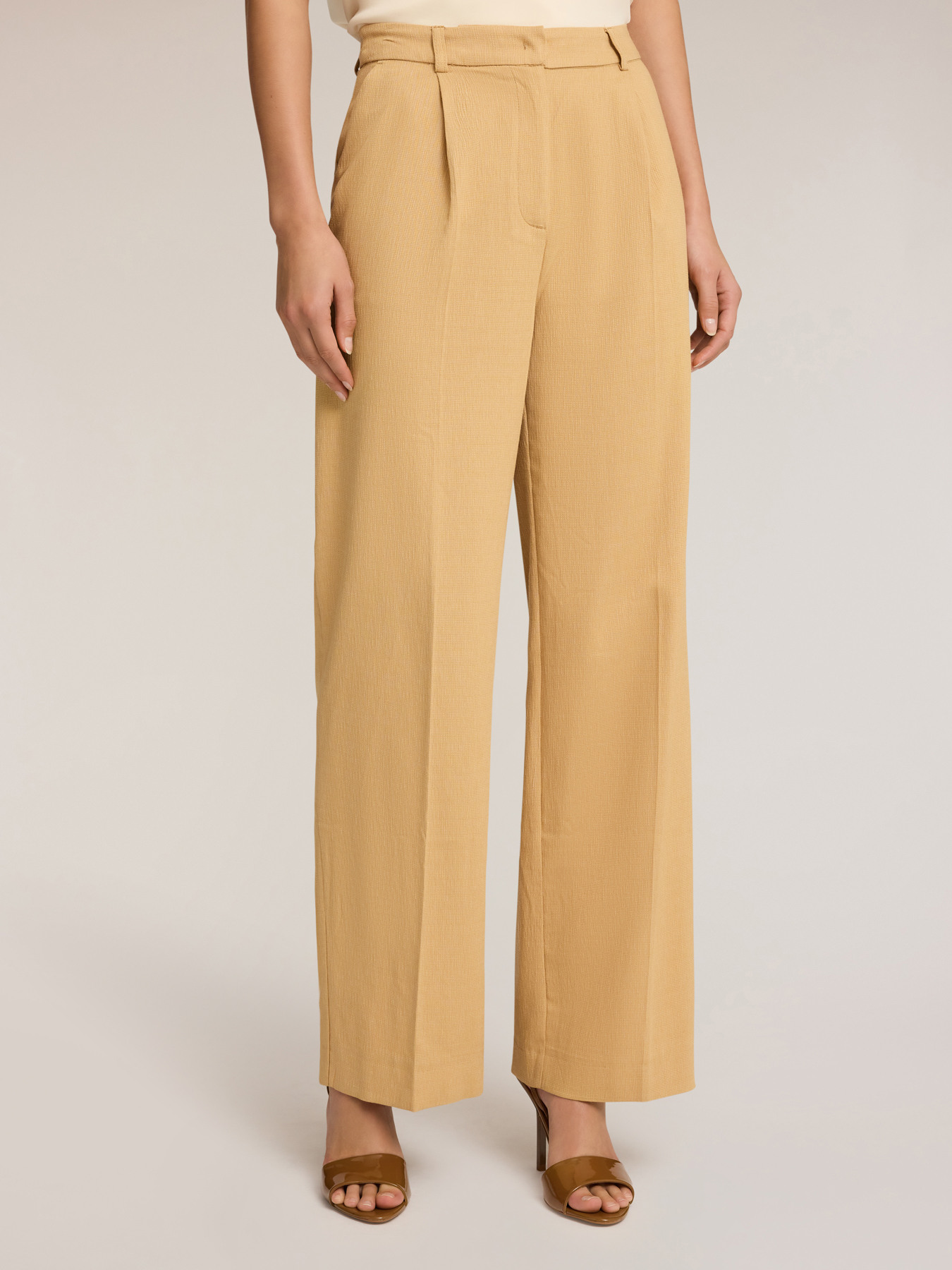 Weite, fließende Hose mit Falten image number 2