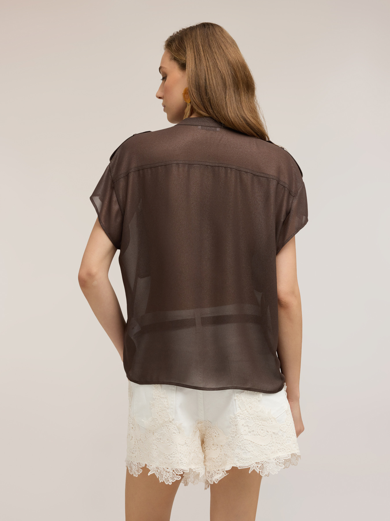 Camisa en georgette laminada con bolsillos image number 1
