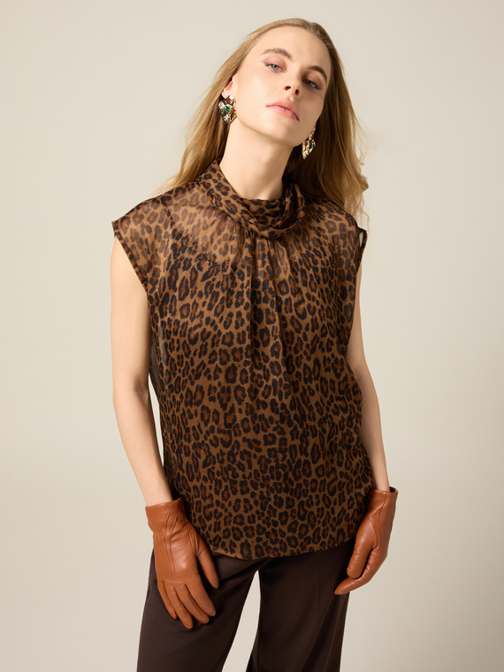 Animal print blouse in crêpe fabric
