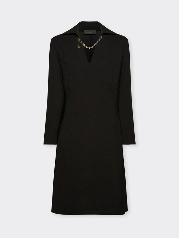 Wohnung mit Monogramm-Halskette