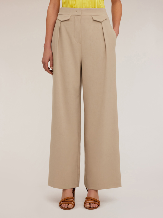 Pantaloni palazzo con pieghe e motivo tasche