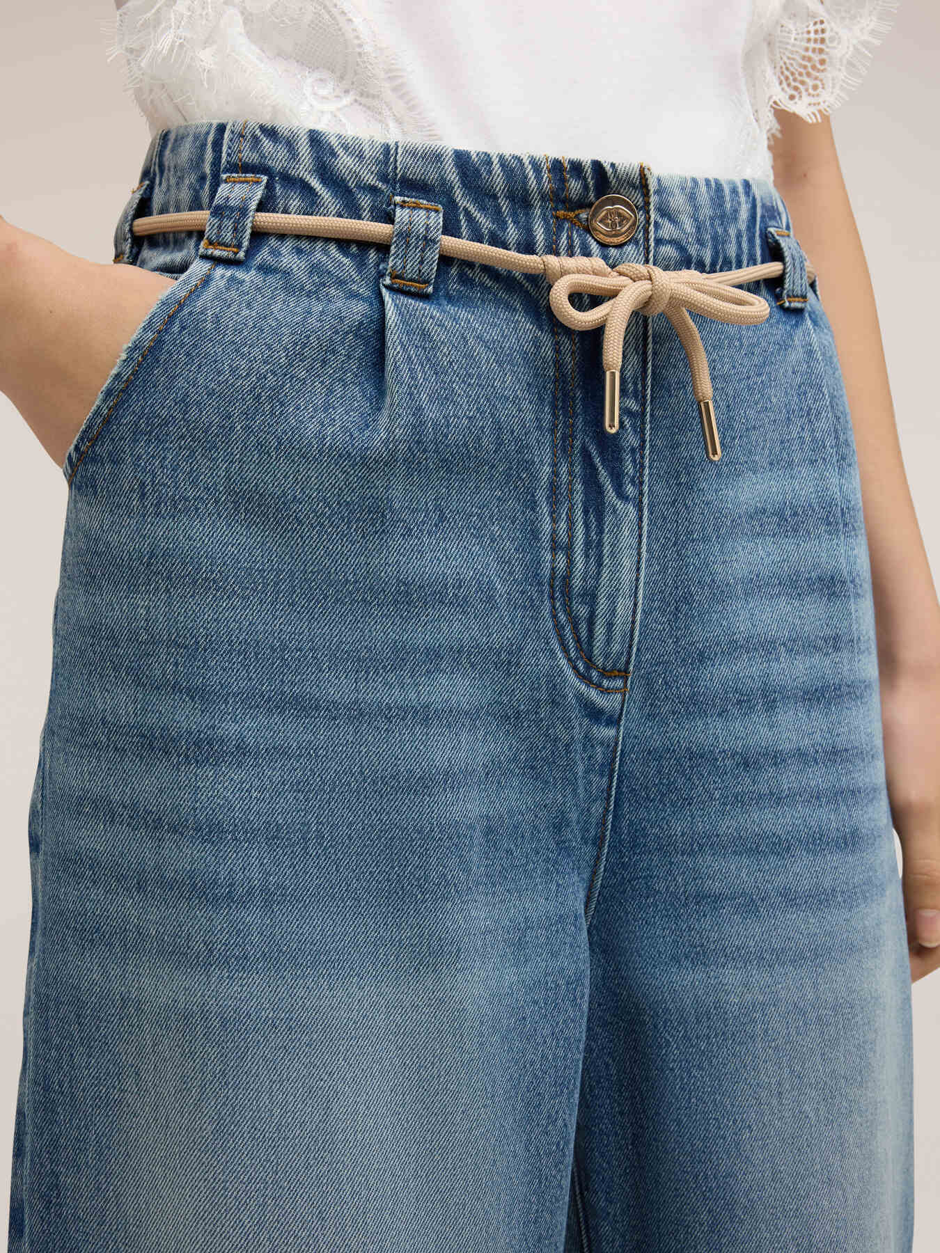Boyfriend-Jeans mit Kordelzug image number 3