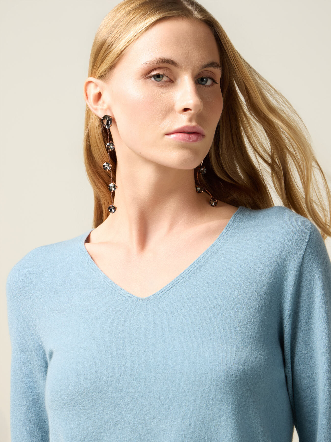 Jersey de mezcla de viscosa con escote en V image number 2