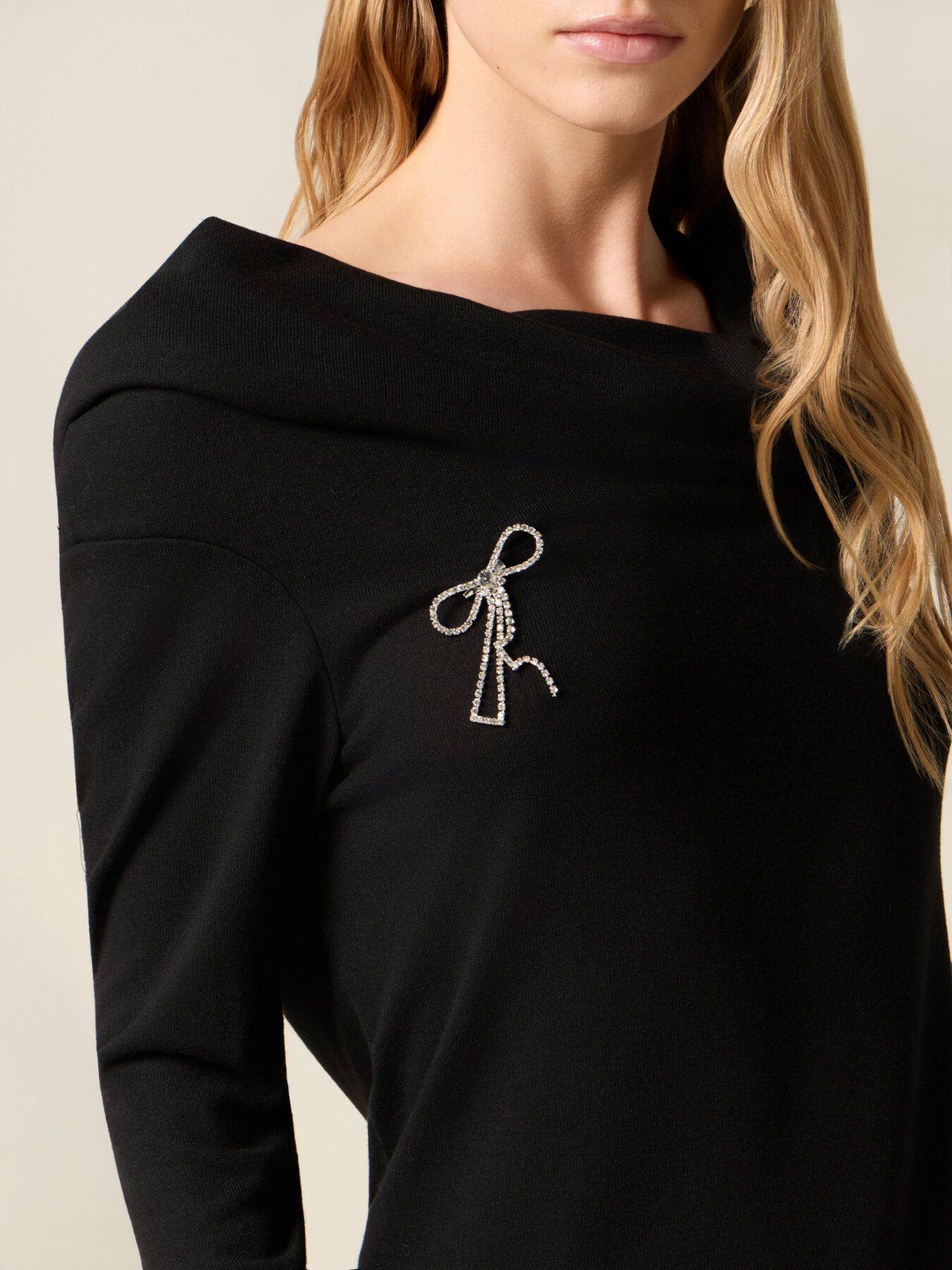 T-shirt colo shiffer con spilla image number 2