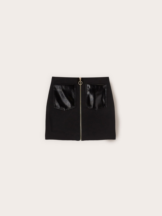 Minigonna con tasche in vernice