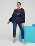 Camiseta con texto y flores bordadas image number 4
