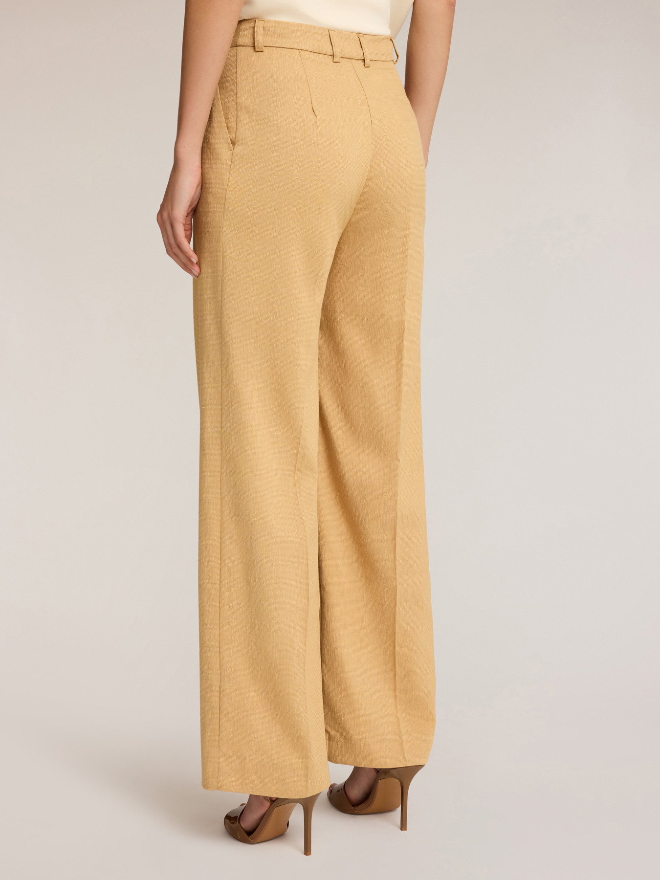 Weite, fließende Hose mit Falten image number 1