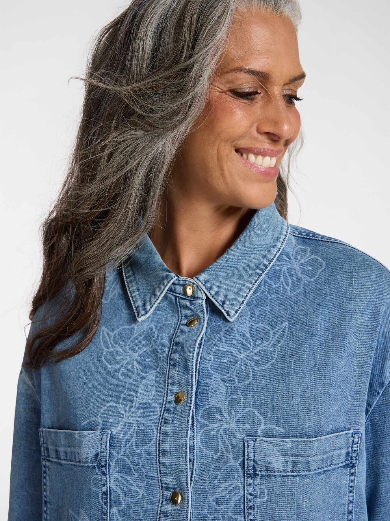 Camicia floreale in denim image number 2