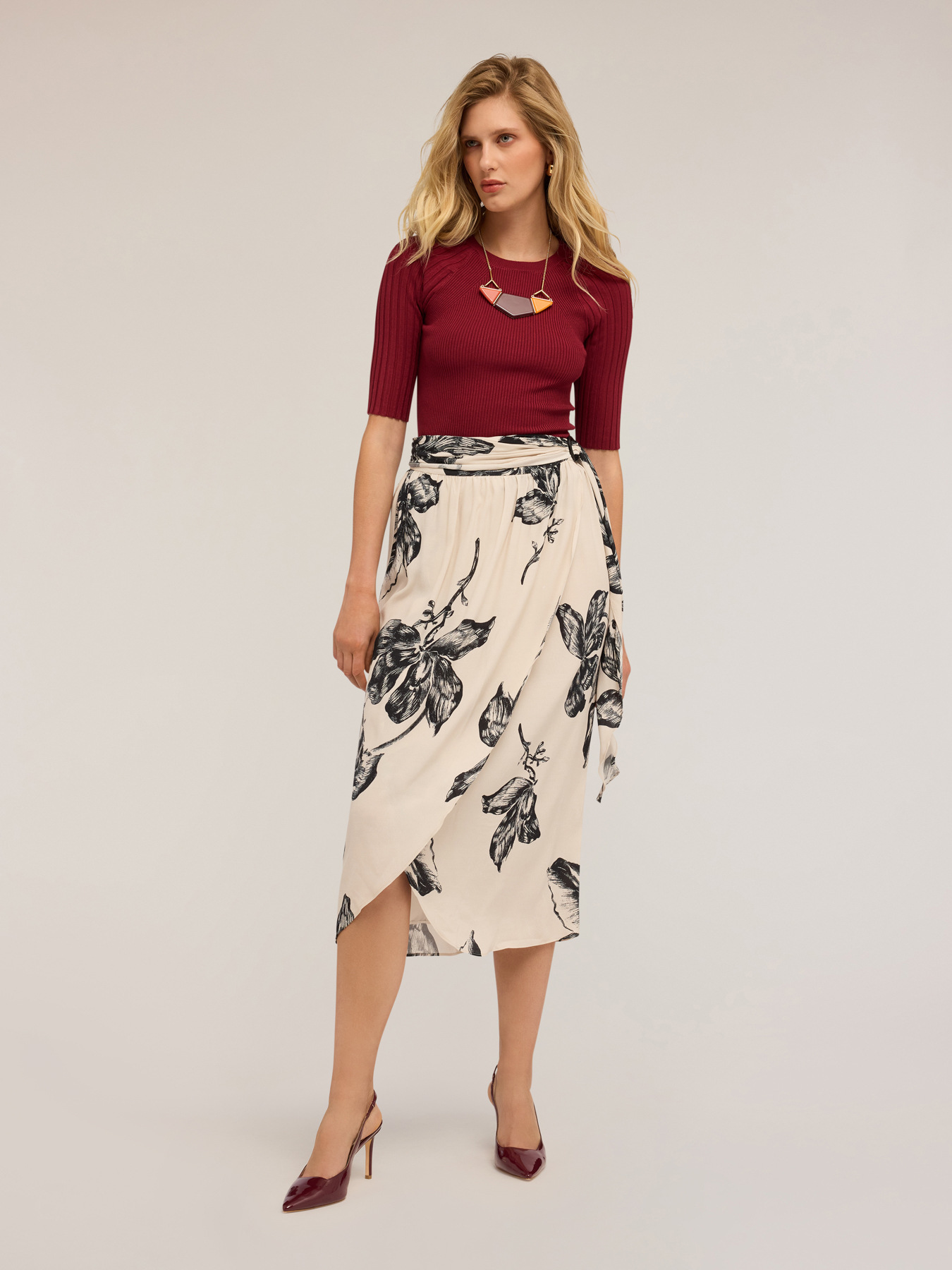 Short-sleeved ribbed knit top image number 0