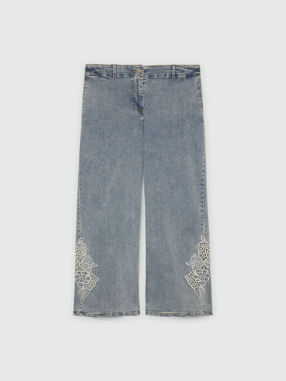 Cropped jeans with macramé at the hem