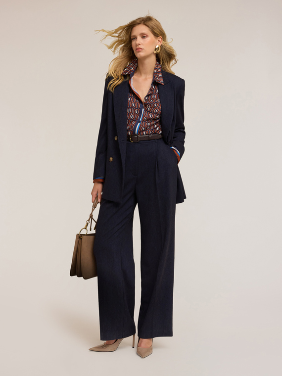 Loose-fitting wide trousers with pleats