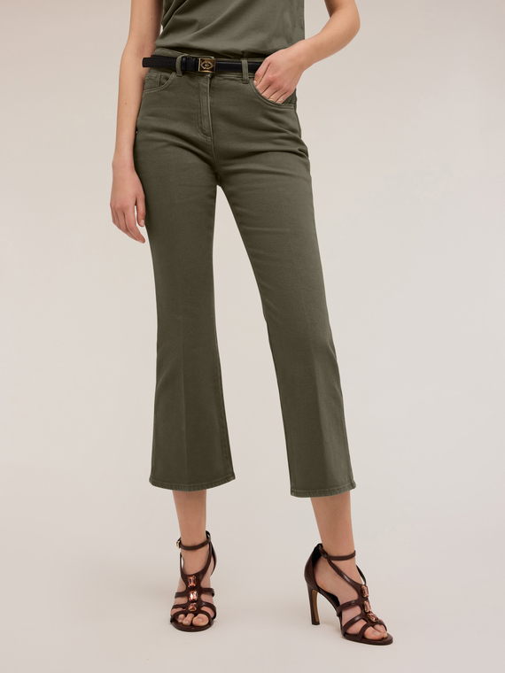 Pantaloni kick flare in drill di cotone