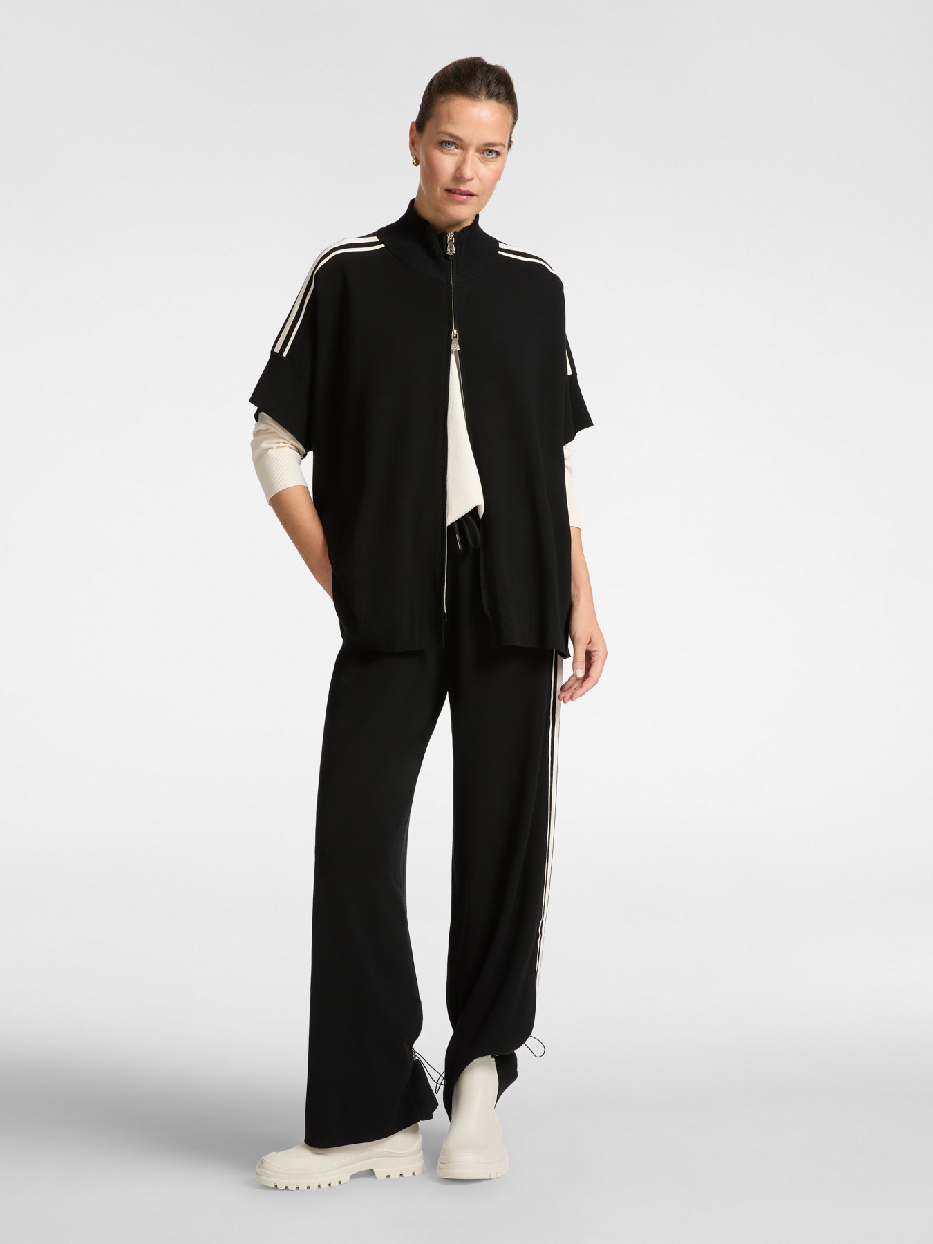 Wide-leg knit trousers image number 0