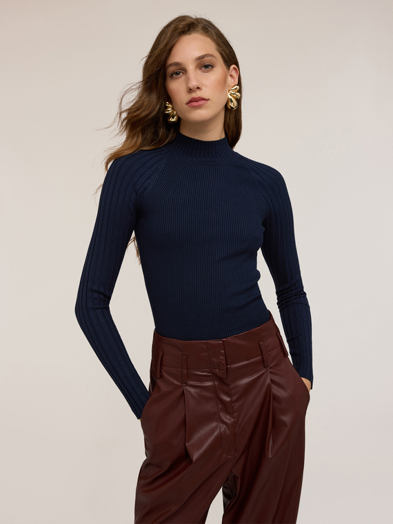 Gerippter Rollkragenpullover mit enger Passform