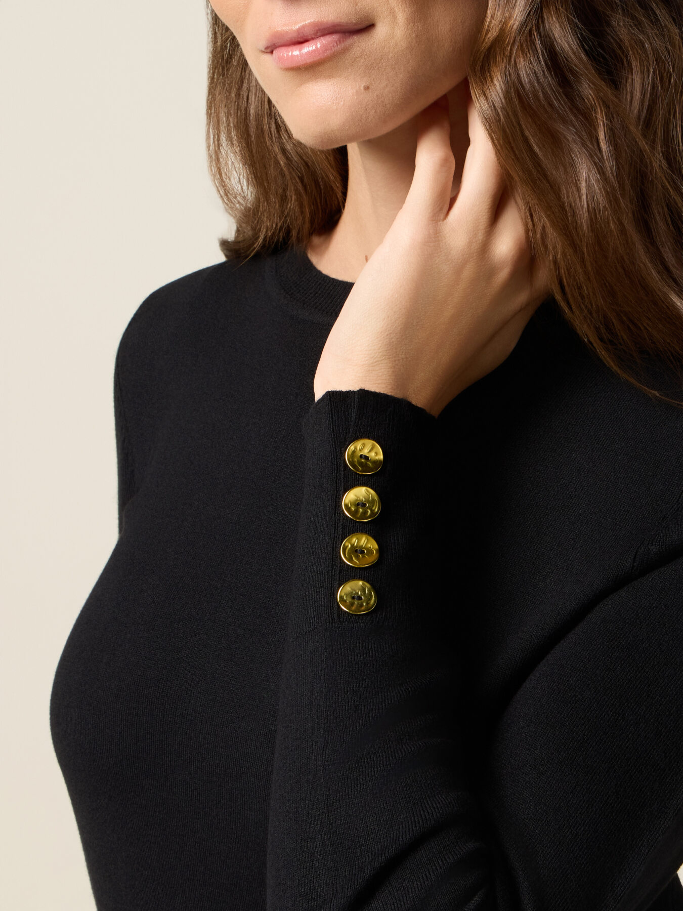 Pull avec boutons décoratifs image number 2
