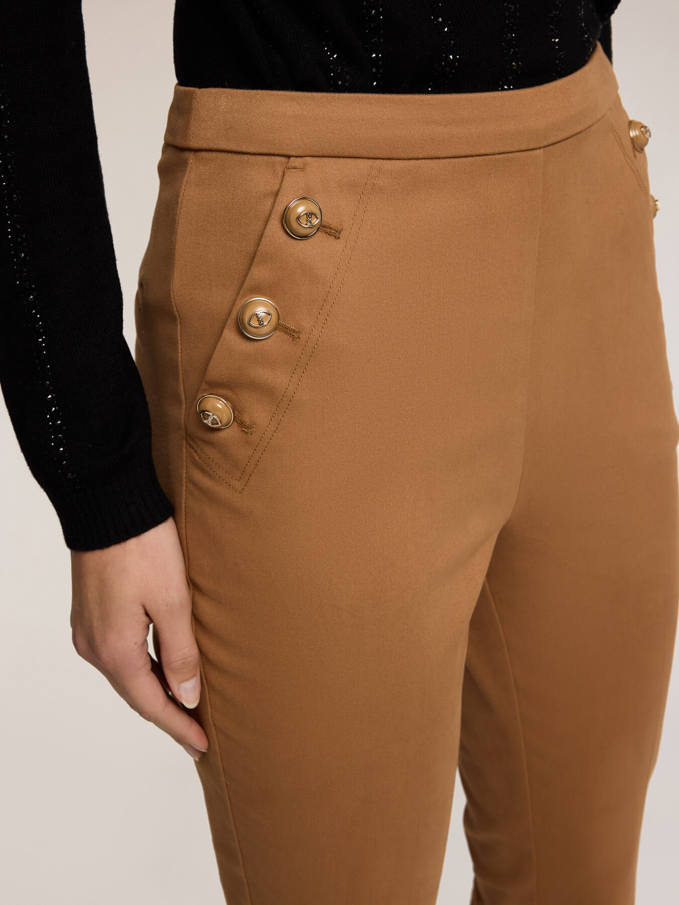 Pantalones skinny de algodón técnico image number 3