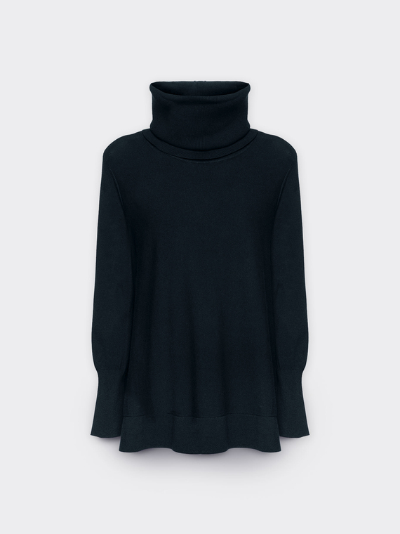 Loose-fitting sweater with detachable collar