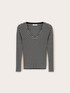 Maglia a coste tridimensionali scollo a v image number 4