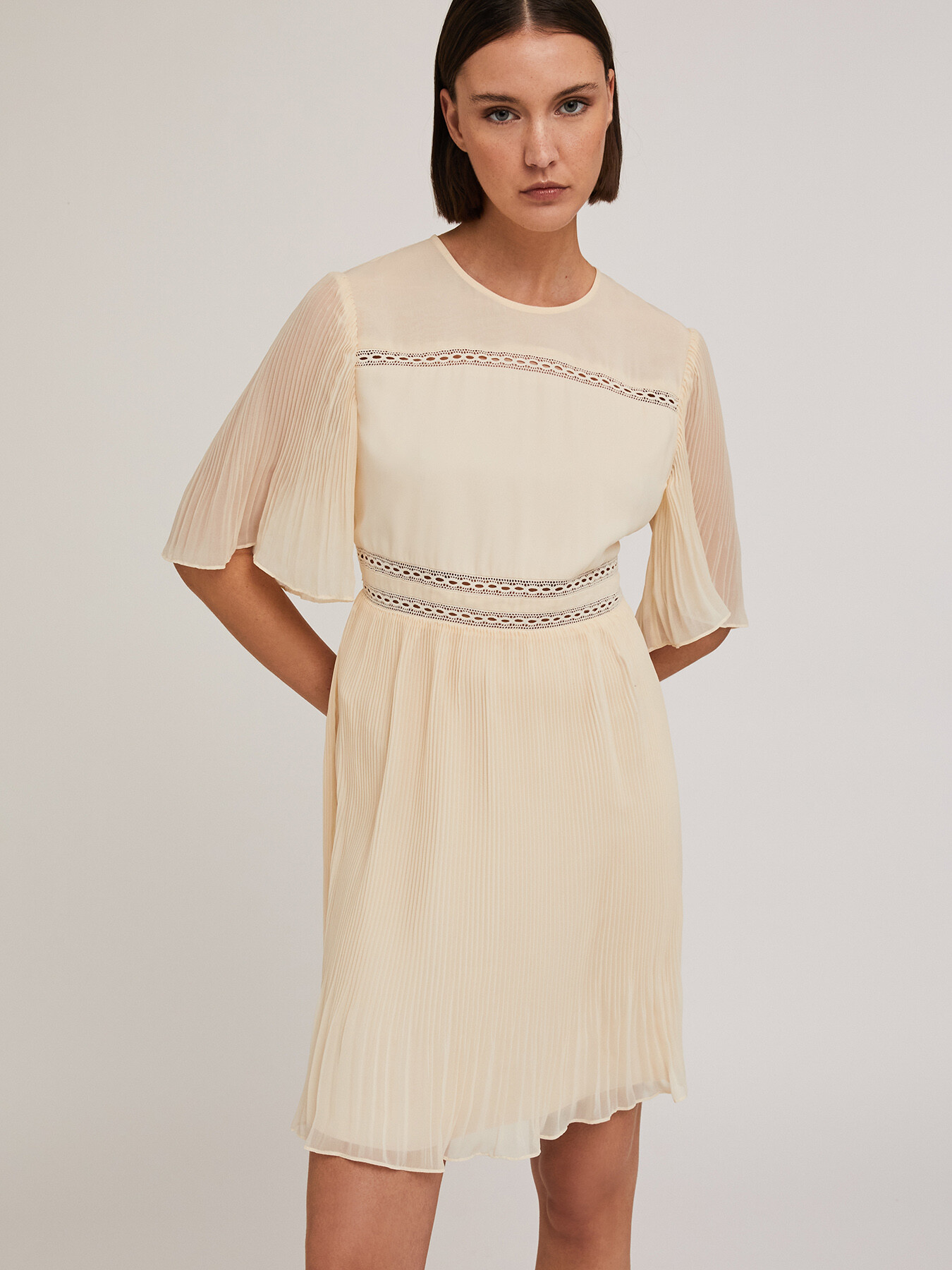 Robe brodée avec détails plissés image number 0