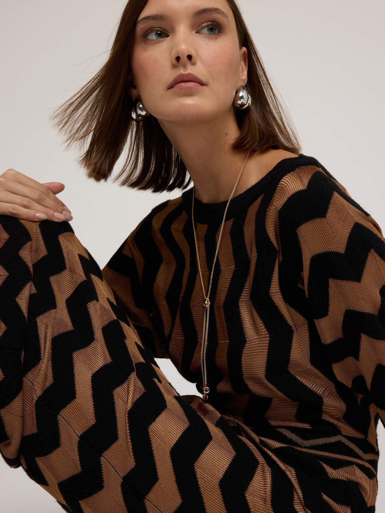 Long jacquard dress with chevron pattern image number 3