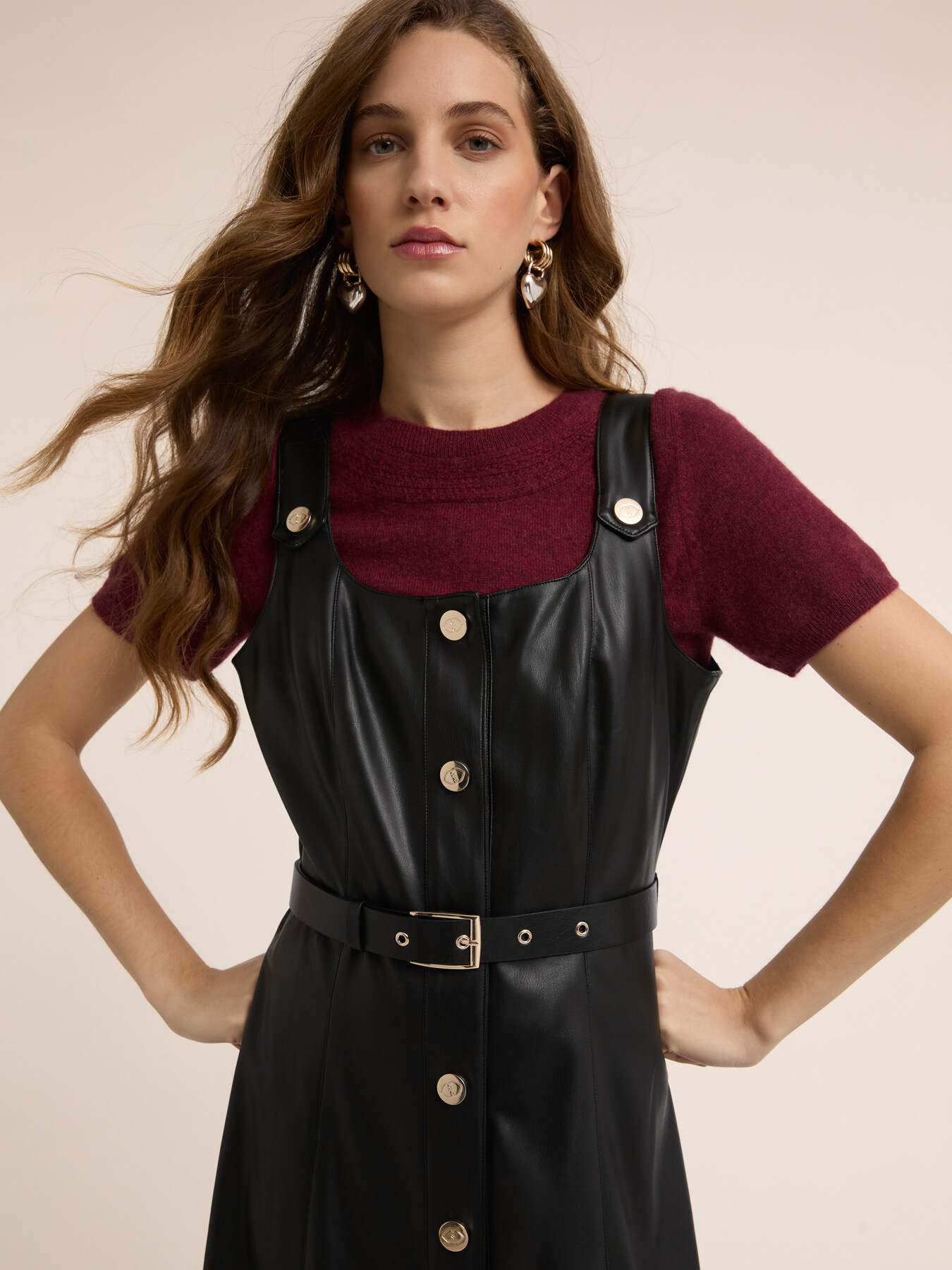 Ausgestelltes Kleid mit G&uuml;rtel aus beschichtetem Stoff image number 3