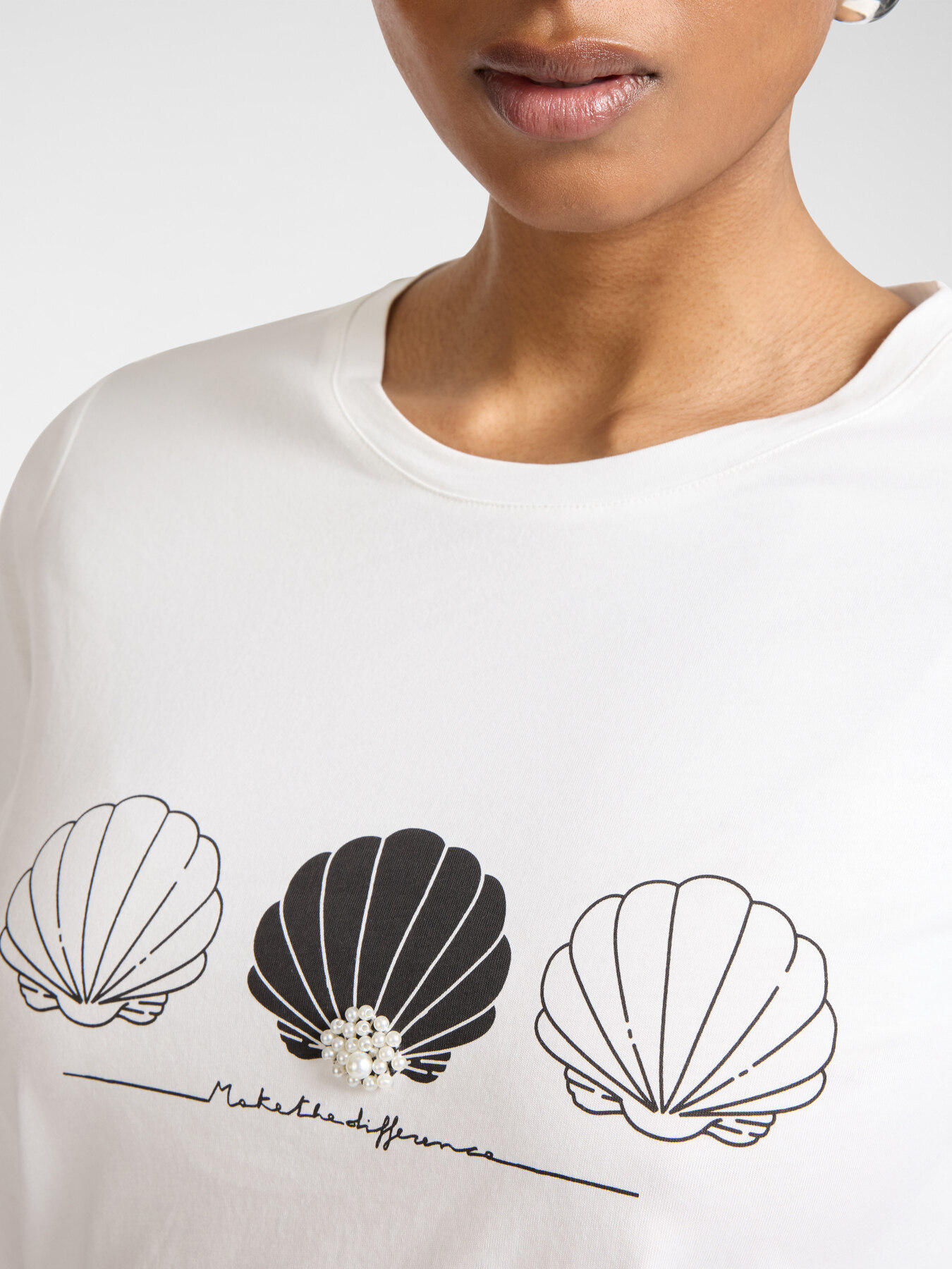 Printed cotton T-shirt with pearls image number 3