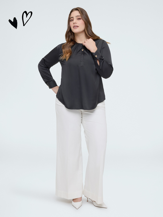 Blusa in raso con bottoni a forma di cuore