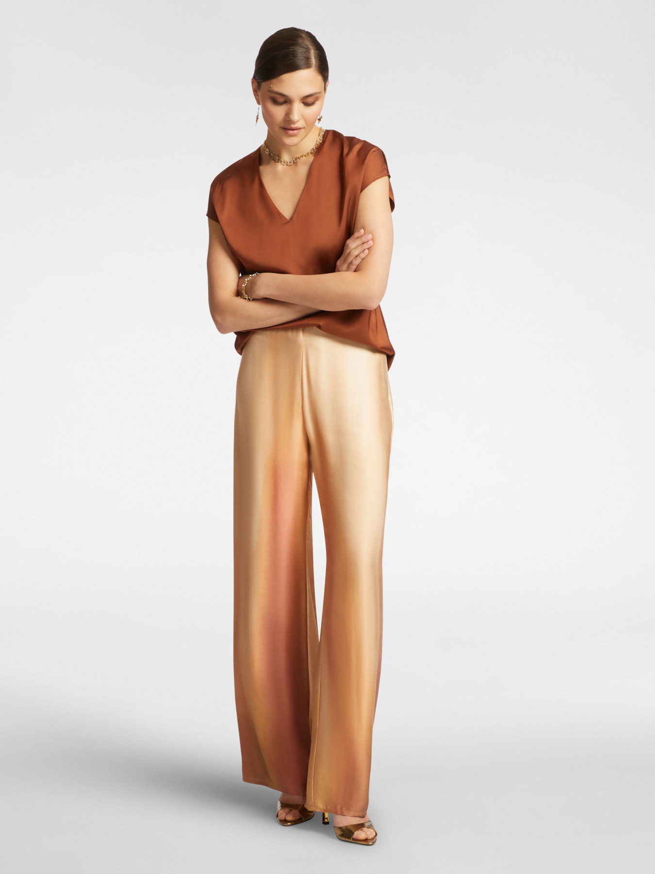 Blusa de raso con escote de pico image number 2