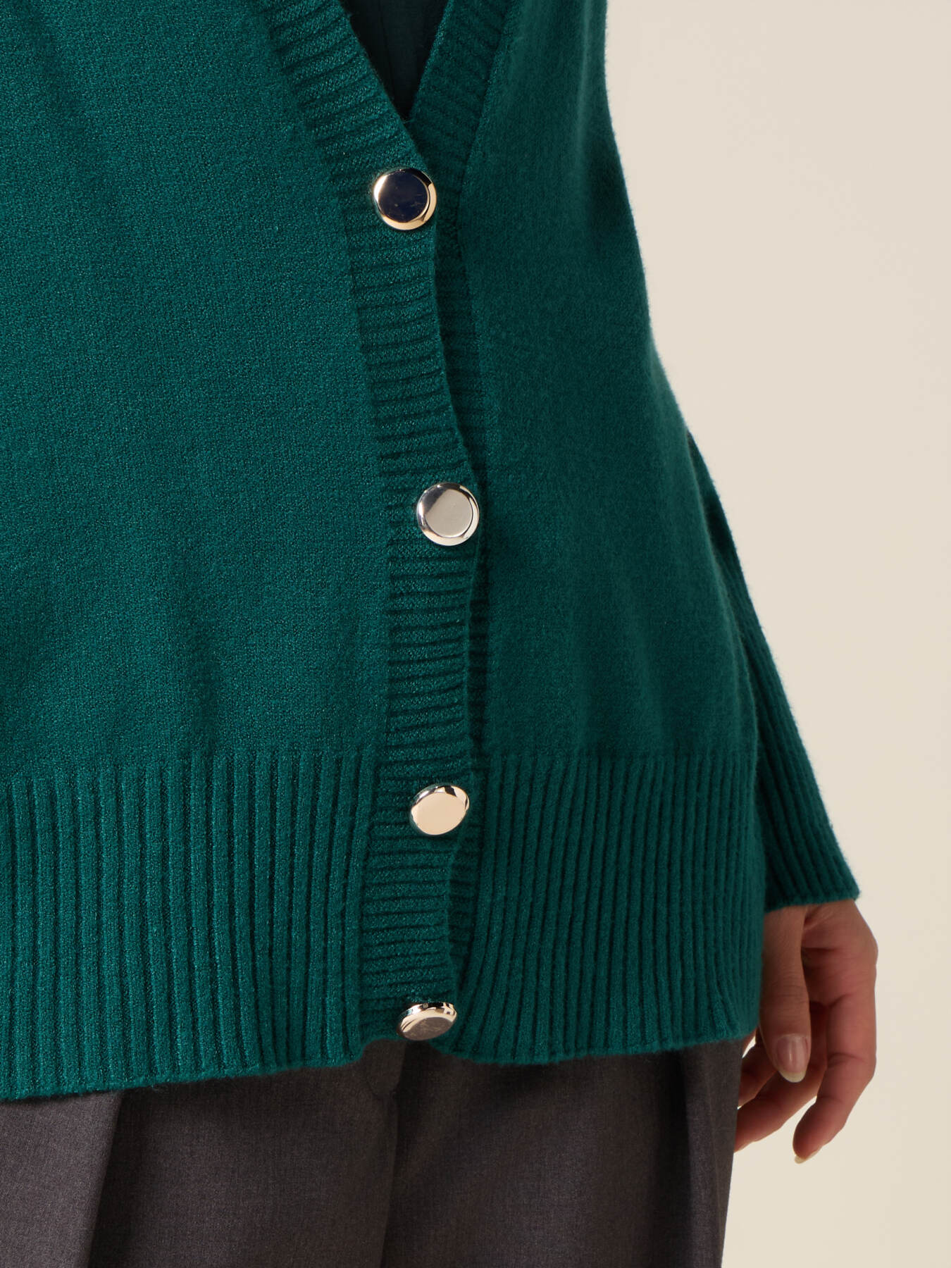 Cardigan scollo a V con bottoni dorati image number 2