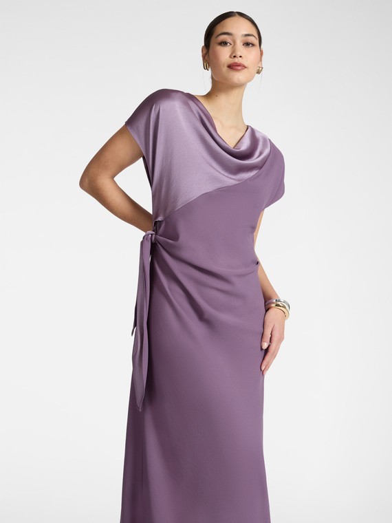 Langes Kleid mit seitlichem Knoten