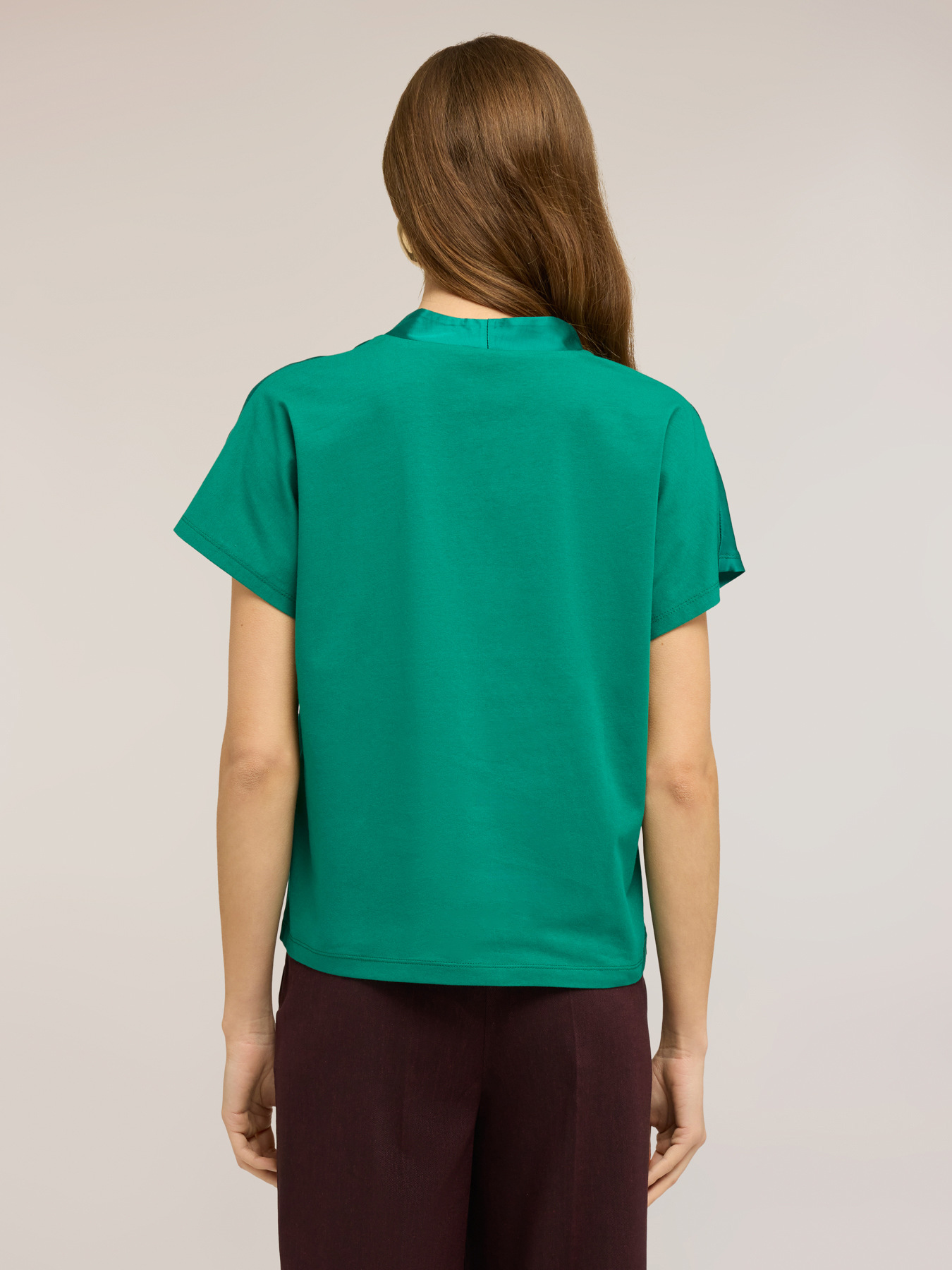 Zweistoffiges T-Shirt mit V-Ausschnitt image number 1