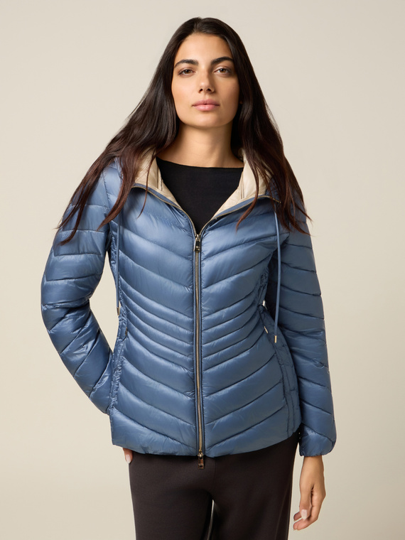 Leichte Daunenjacke mit Kapuze