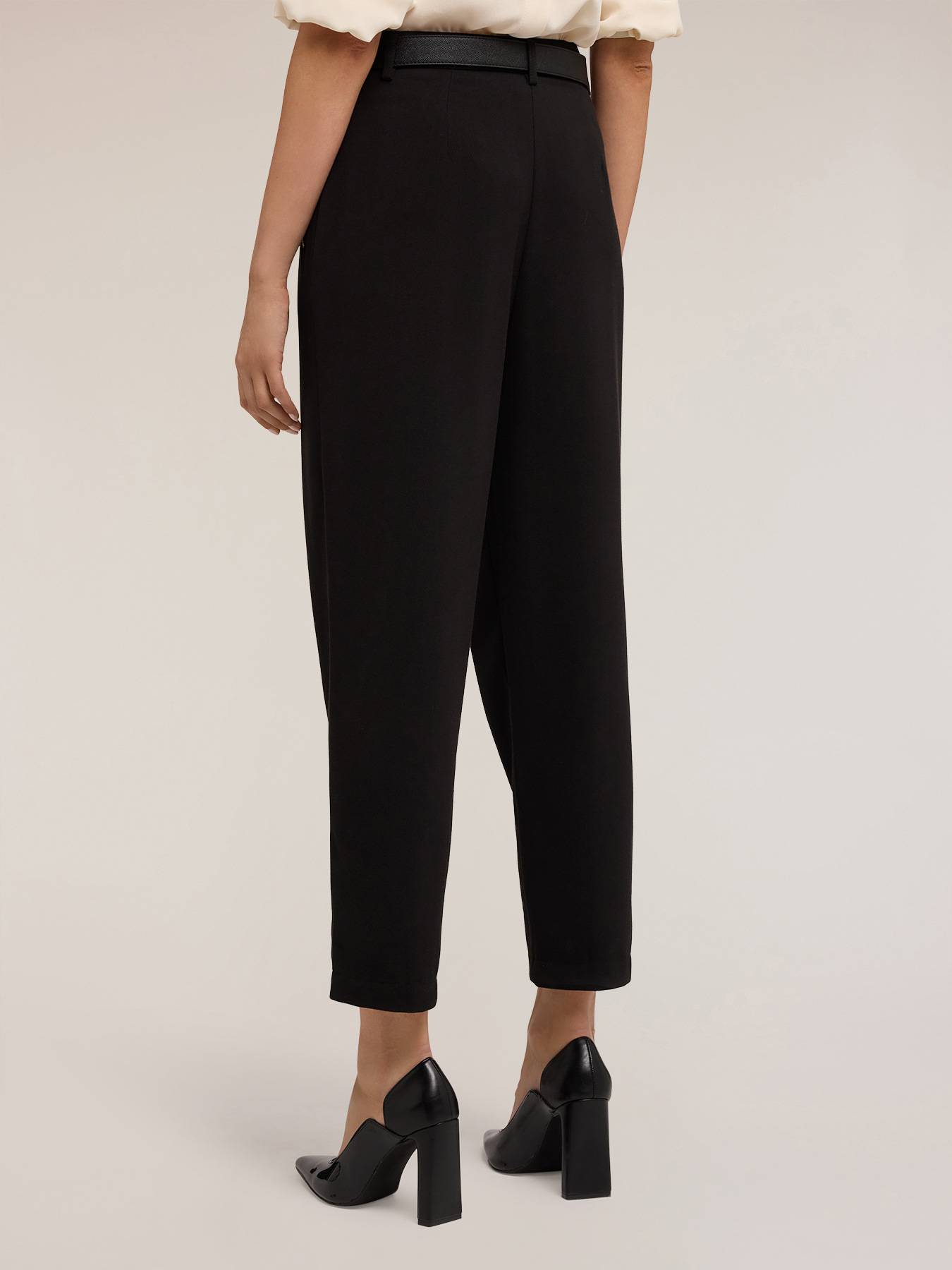 Pantalones carrot con cremallera en el bajo image number 1