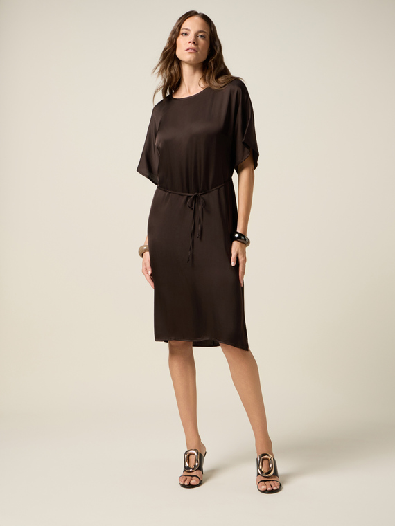 Vestito in raso con cintura