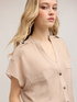 Camisa en georgette laminada con bolsillos image number 3