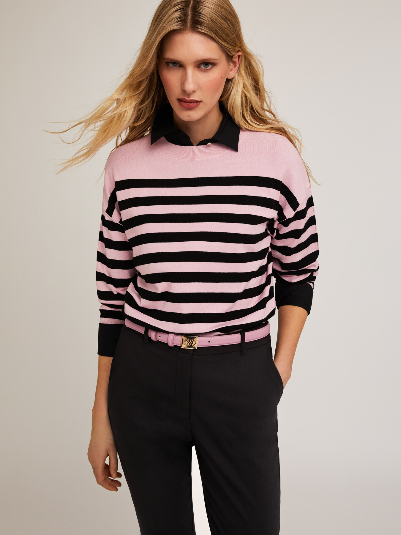 Pullover in maglia a righe image number 0