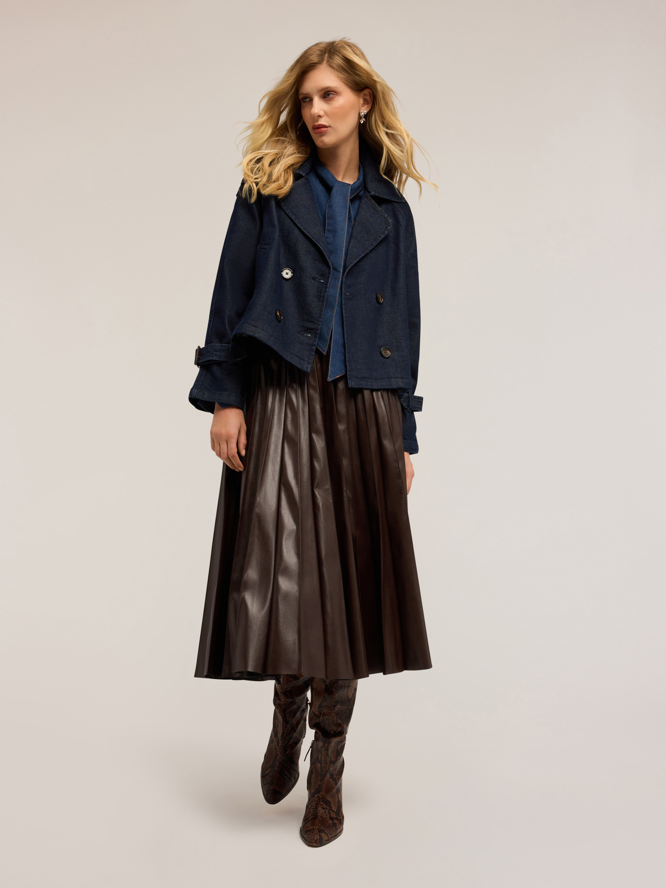Short double-breasted denim trench coat image number 3
