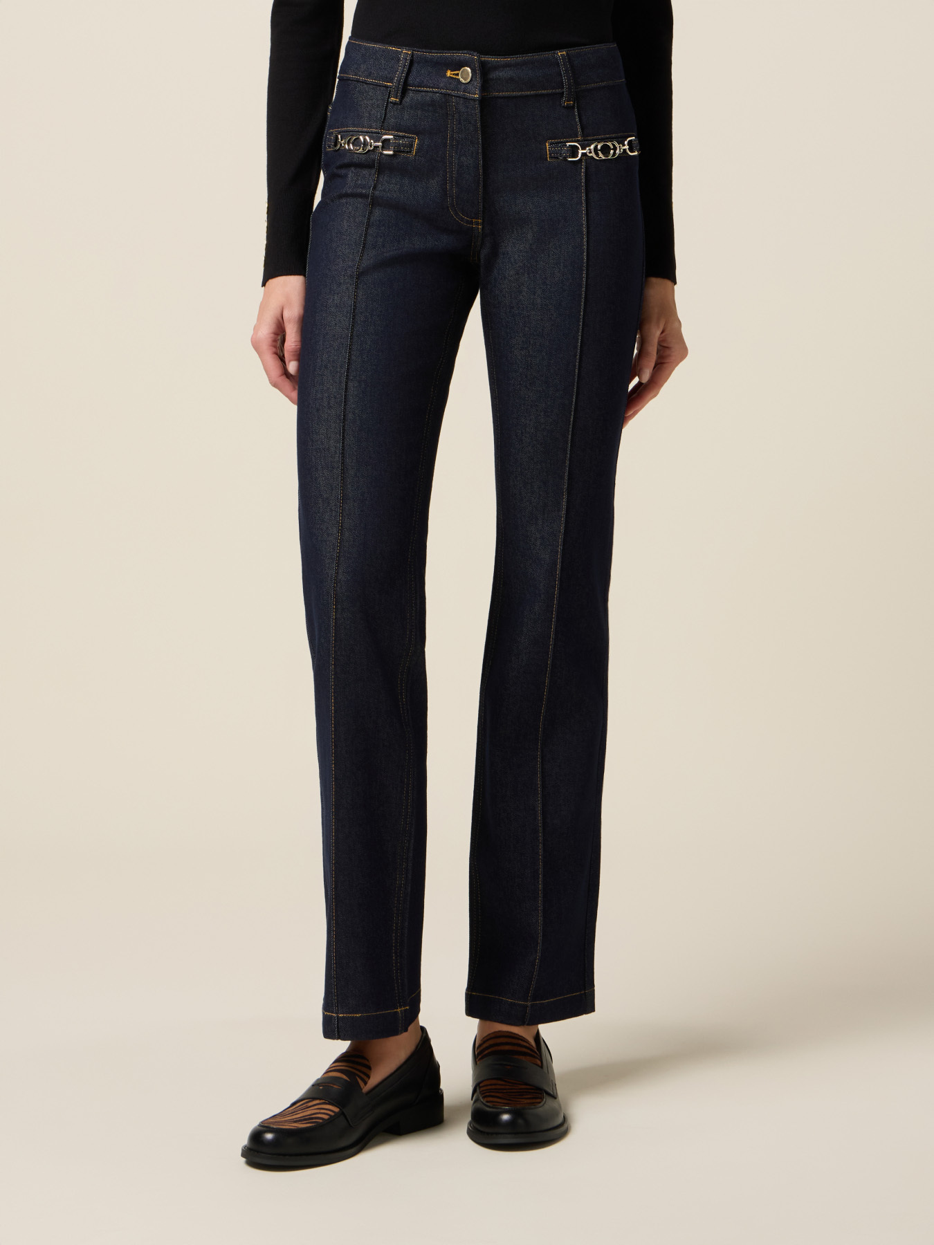 Jeans regular con catene metalliche image number 3