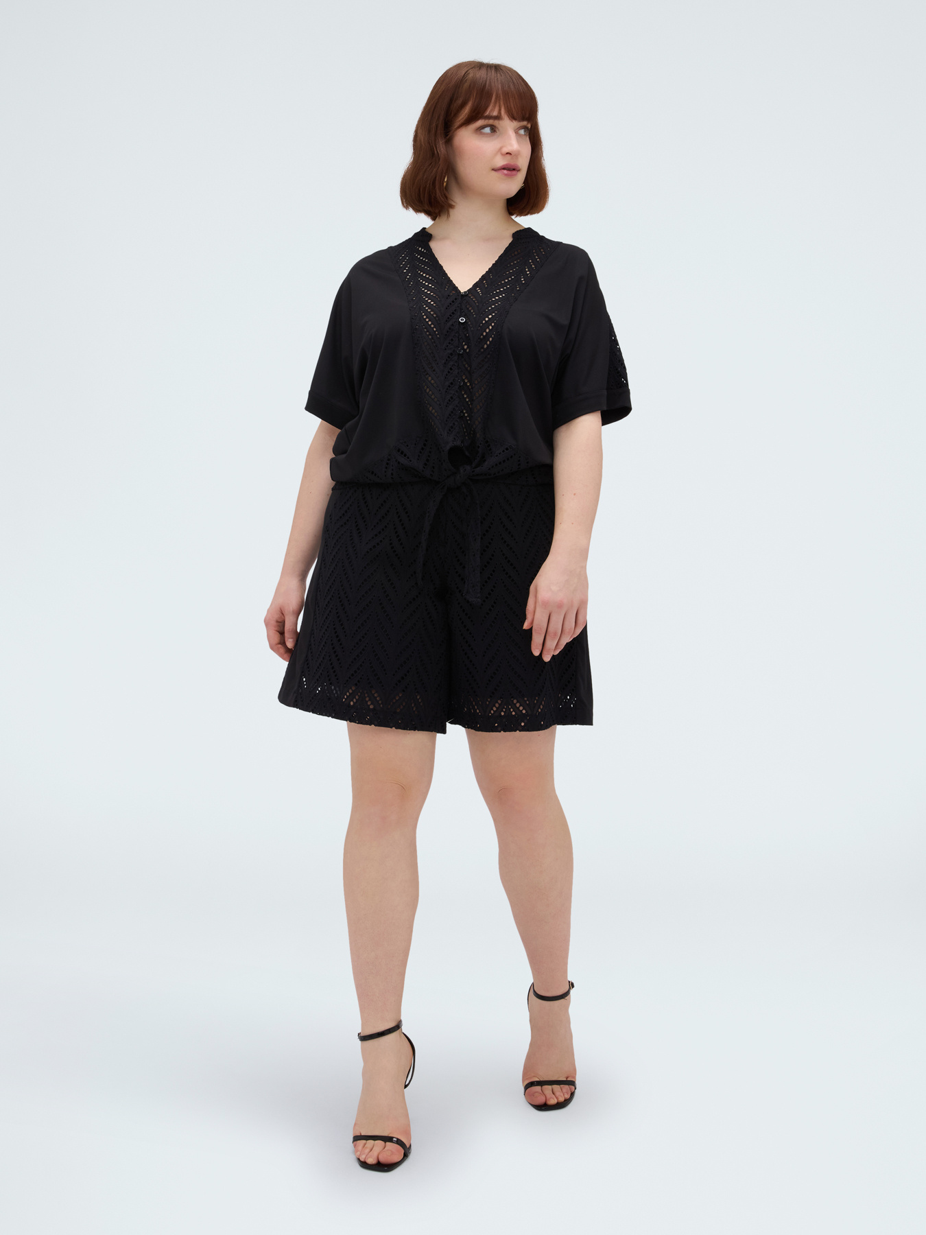 Bluse aus Lochstickerei mit Knotendetail image number 2