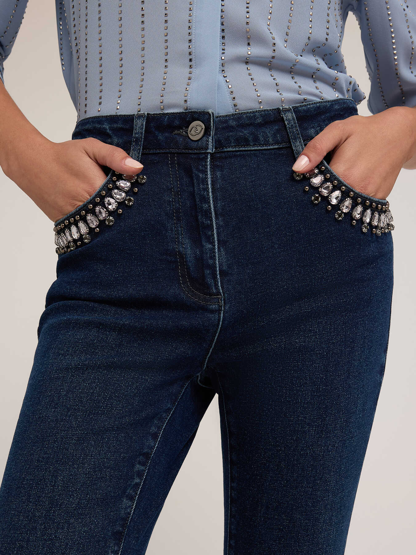 Jeans ajustados con bolsillos bordados image number 3